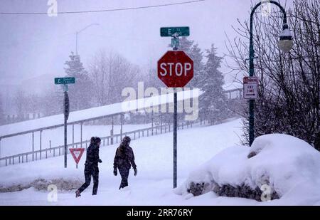 210316 -- ANCHORAGE, 16. März 2021 -- Menschen gehen im Schnee in Anchorage, Alaska, USA, am 15. März 2021. Ein starker Schneefall trifft Anchorage am Montag. U.S.-ANKERSCHNEEFALL WuxXiaoling PUBLICATIONxNOTxINxCHN Stockfoto