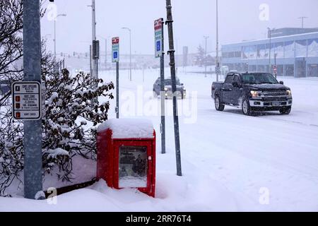 210316 -- ANCHORAGE, 16. März 2021 -- Fahrzeuge bewegen sich im Schnee in Anchorage, Alaska, USA, am 15. März 2021. Ein starker Schneefall trifft Anchorage am Montag. U.S.-ANKERSCHNEEFALL WuxXiaoling PUBLICATIONxNOTxINxCHN Stockfoto