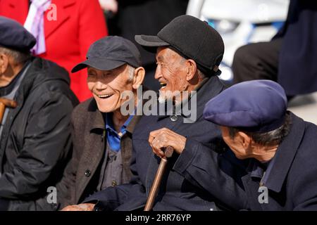 210316 -- TAIYUAN, 16. März 2021 -- Liu Qingji 2nd R genießt Yangge-Tanz in einer Wohnanlage für umgesiedelte Dorfbewohner in Yukou Stadt im Fangshan County, nordchinesische Provinz Shanxi, 9. März 2021. Shijiamao ist ein kleines Dorf in zerklüfteten Bergregionen mit wenig Niederschlag. Wie andere Dorfbewohner hier, hat Liu Qingji, ein 85-jähriger Bauer, früher Landwirtschaft betrieben, die den Elementen ausgeliefert war. Nachdem Liu viele Jahre in einem düsteren Yaodong gewohnt hatte, einem Haus, das in die harte Erde gebaut wurde, die auf dem Loess Plateau in Nordchina verbreitet ist, hoffte er, die Lebensbedingungen zu verbessern und Zugang zu haben Stockfoto