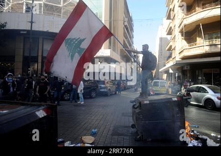 Libanon, Proteste gegen Wirtschaftskrise in Beirut 210316 -- BEIRUT, 16. März 2021 -- Demonstranten blockieren eine Straßenkreuzung in Beirut, Libanon, 16. März 2021. Die Demonstranten blockierten am Dienstag die meisten Straßen im Libanon, um gegen den massiven Zusammenbruch der nationalen Währung gegenüber dem Dollar und den Anstieg der Rohstoffpreise zu protestieren. LIBANON-BEIRUT-STRASSENSPERRE-PROTEST BilalxJawich PUBLICATIONxNOTxINxCHN Stockfoto