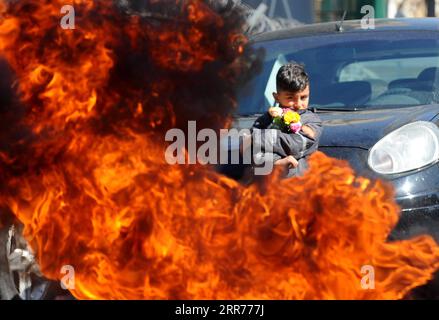 News Bilder des Tages Libanon, Proteste gegen Wirtschaftskrise in Beirut 210316 -- BEIRUT, 16. März 2021 -- Ein Junge, Der Blumen verkauft, wird auf einer Straße gesehen, die von Demonstranten in Beirut, Libanon, 16. März 2021 blockiert wurde. Die Demonstranten blockierten am Dienstag die meisten Straßen im Libanon, um gegen den massiven Zusammenbruch der nationalen Währung gegenüber dem Dollar und den Anstieg der Rohstoffpreise zu protestieren. LIBANON-BEIRUT-STRASSENSPERRE-PROTEST BilalxJawich PUBLICATIONxNOTxINxCHN Stockfoto