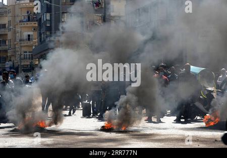 Libanon, Proteste gegen Wirtschaftskrise in Beirut 210316 -- BEIRUT, 16. März 2021 -- Demonstranten blockieren eine Straßenkreuzung in Beirut, Libanon, 16. März 2021. Die Demonstranten blockierten am Dienstag die meisten Straßen im Libanon, um gegen den massiven Zusammenbruch der nationalen Währung gegenüber dem Dollar und den Anstieg der Rohstoffpreise zu protestieren. LIBANON-BEIRUT-STRASSENSPERRE-PROTEST BilalxJawich PUBLICATIONxNOTxINxCHN Stockfoto