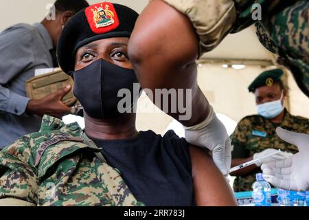 News Bilder des Tages Coronavirus in Uganda, Impfung von Sicherheitskräften in Kampala 210318 -- KAMPALA, 18. März 2021 -- Ein Soldat der Ugandischen Volksverteidigungskräfte UPDF erhält eine Dosis AstraZeneca COVID-19-Impfstoff im UPDF Senior Officers Diagnostic Centre in Mbuya in Kampala, Uganda, 18. März 2021. Uganda startete am 10. März die erste Phase der COVID-19-Impfkampagne für Hochrisikogruppen im Land. Foto von /Xinhua UGANDA-KAMPALA-DEFENCE FORCES-COVID-19-VACCINATION HajarahxNalwadda PUBLICATIONxNOTxINxCHN Stockfoto