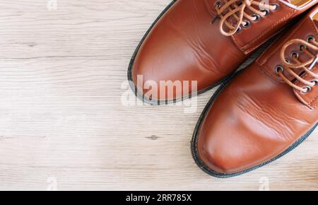 Lederschuhe für Herren, braun, auf dem Boden in Holzmaserung abgewinkelt. Stockfoto