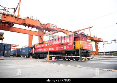 210319 -- CHONGQING, 19. März 2021 -- Ein Güterzug Yuxin ou Chongqing-Xinjiang-Europe China-Europe verlässt am 19. März 2021 die Tuanjie Village Station der südwestchinesischen Gemeinde Chongqing. Mit einem lauten Zugpfeifen, der durch die Luft hallte, fuhr am Freitagmorgen ein Güterzug nach Duisburg, Deutschland, langsam aus der Tuanjie Village Station der südwestchinesischen Gemeinde Chongqing. Vor genau einem Jahrzehnt habe ich für Chinas ersten chinesisch-europäischen Güterzug, den Yuxin ou Chongqing-Xinjiang-Europe, signalisiert, hier abzufahren, erinnerte sich Zhang Xin, als er die Zugfahrt sah Stockfoto