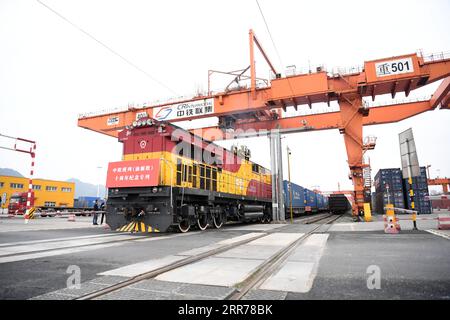 210319 -- CHONGQING, 19. März 2021 -- Ein Güterzug Yuxin ou Chongqing-Xinjiang-Europe China-Europe verlässt am 19. März 2021 die Tuanjie Village Station der südwestchinesischen Gemeinde Chongqing. Mit einem lauten Zugpfeifen, der durch die Luft hallte, fuhr am Freitagmorgen ein Güterzug nach Duisburg, Deutschland, langsam aus der Tuanjie Village Station der südwestchinesischen Gemeinde Chongqing. Vor genau einem Jahrzehnt habe ich für Chinas ersten chinesisch-europäischen Güterzug, den Yuxin ou Chongqing-Xinjiang-Europe, signalisiert, hier abzufahren, erinnerte sich Zhang Xin, als er die Zugfahrt sah Stockfoto