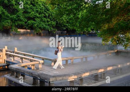 210320 -- FUZHOU, 20. März 2021 -- Eine Frau spaziert im Yeshanchunqiu Park in Fuzhou, südöstliche chinesische Provinz Fujian, 15. März 2021. Umgeben von Hügeln und Bergen auf drei Seiten ist die Küstenstadt Fuzhou die Hauptstadt der Provinz Fujian im Südosten Chinas. Die Hauptstadt mit ihrem reichen kulturellen und historischen Erbe ist mit ihrem Spitznamen beliebter: Banyan City, da in der ganzen Stadt zahlreiche Banyan-Bäume gepflanzt werden, die den Bürgern entlang von Straßen und Straßen Schatten bieten. Der Fluss Minjiang fließt durch die Stadt, und Fuzhou genießt ein günstiges Klima und hohe Niederschläge, was Fuzhou zu einem n macht Stockfoto