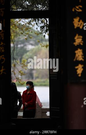 210320 -- FUZHOU, 20. März 2021 -- Touristen besuchen den Xihu Park in Fuzhou, Südostchina, Provinz Fujian, 10. März 2021. Umgeben von Hügeln und Bergen auf drei Seiten ist die Küstenstadt Fuzhou die Hauptstadt der Provinz Fujian im Südosten Chinas. Die Hauptstadt mit ihrem reichen kulturellen und historischen Erbe ist mit ihrem Spitznamen beliebter: Banyan City, da in der ganzen Stadt zahlreiche Banyan-Bäume gepflanzt werden, die den Bürgern entlang von Straßen und Straßen Schatten bieten. Der Fluss Minjiang fließt durch die Stadt und Fuzhou genießt ein günstiges Klima und hohe Niederschläge, was Fuzhou ein natürliches Abenteuer verleiht Stockfoto