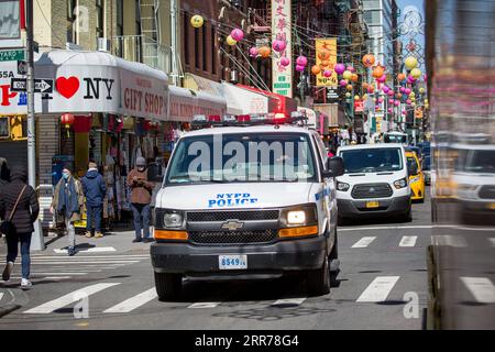 210320 -- NEW YORK, 20. März 2021 -- Polizeiautos werden in Chinatown in New York, USA, gesehen, 19. März 2021. Das New York Police Department hat die Sicherheit für die asiatischen Viertel in New York City als Vorsichtsmaßnahme und als direkte Reaktion auf die Erschießungen in Atlanta erhöht, bei denen acht Menschen, sechs davon asiatisch und zwei weiße, getötet wurden. Foto von /Xinhua U.S.-NEW YORK-ASIAN NEIGHBORHOOD-SECURITY MichaelxNagle PUBLICATIONxNOTxINxCHN Stockfoto