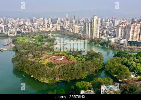 210320 -- FUZHOU, 20. März 2021 -- Luftaufnahme aufgenommen am 16. März 2021 zeigt einen Blick auf den Xihu Park in Fuzhou, südöstliche chinesische Provinz Fujian. Umgeben von Hügeln und Bergen auf drei Seiten ist die Küstenstadt Fuzhou die Hauptstadt der Provinz Fujian im Südosten Chinas. Die Hauptstadt mit ihrem reichen kulturellen und historischen Erbe ist mit ihrem Spitznamen beliebter: Banyan City, da in der ganzen Stadt zahlreiche Banyan-Bäume gepflanzt werden, die den Bürgern entlang von Straßen und Straßen Schatten bieten. Der Fluss Minjiang fließt durch die Stadt, und Fuzhou genießt ein günstiges Klima und hohe Niederschläge, was dazu führt, dass es in der Stadt zu einem günstigen Klima kommt Stockfoto