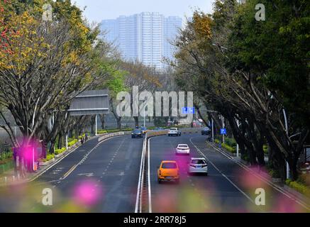 210320 -- FUZHOU, 20. März 2021 -- Autos fahren am 17. März 2021 auf den Straßen entlang des Ufers des Xihu Sees in Fuzhou, südöstliche chinesische Provinz Fujian. Umgeben von Hügeln und Bergen auf drei Seiten ist die Küstenstadt Fuzhou die Hauptstadt der Provinz Fujian im Südosten Chinas. Die Hauptstadt mit ihrem reichen kulturellen und historischen Erbe ist mit ihrem Spitznamen beliebter: Banyan City, da in der ganzen Stadt zahlreiche Banyan-Bäume gepflanzt werden, die den Bürgern entlang von Straßen und Straßen Schatten bieten. Der Fluss Minjiang fließt durch die Stadt, und Fuzhou genießt ein günstiges Klima und hohe Niederschläge, was giv Stockfoto