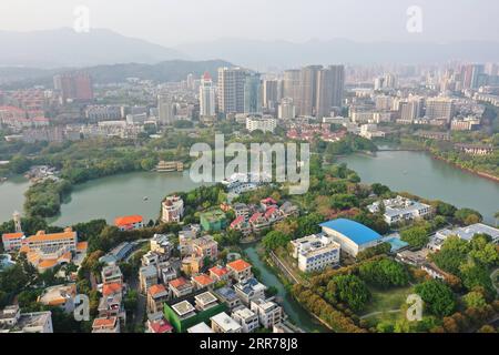 210320 -- FUZHOU, 20. März 2021 -- Luftaufnahme aufgenommen am 16. März 2021 zeigt einen Blick auf den Zuohai Park in Fuzhou, südöstliche chinesische Provinz Fujian. Umgeben von Hügeln und Bergen auf drei Seiten ist die Küstenstadt Fuzhou die Hauptstadt der Provinz Fujian im Südosten Chinas. Die Hauptstadt mit ihrem reichen kulturellen und historischen Erbe ist mit ihrem Spitznamen beliebter: Banyan City, da in der ganzen Stadt zahlreiche Banyan-Bäume gepflanzt werden, die den Bürgern entlang von Straßen und Straßen Schatten bieten. Der Fluss Minjiang fließt durch die Stadt, und Fuzhou genießt ein günstiges Klima und hohe Niederschläge, was giv Stockfoto