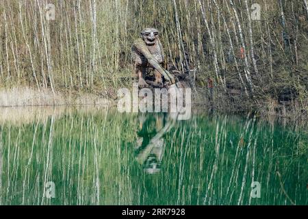 210321 -- BOOM, 21. März 2021 -- Foto aufgenommen am 20. März 2021 zeigt einen Troll im de Schorre Forest Park in Boom, Belgien. Der dänische Künstler Thomas Dambo und sein Team bauten 2019 im Waldpark de Schorre im Norden Belgiens sieben riesige Trolle aus wiedergewonnenem Holz. Diese riesigen Holzskulpturen sind um den Wald gestreut. Die Generalversammlung der Vereinten Nationen hat den 21. März zum Internationalen Tag der Wälder ausgerufen, an dem die Bedeutung aller Arten von Wäldern und die Notwendigkeit, die Wälder der Welt zu erhalten und zu pflegen, gefeiert und das Bewusstsein dafür geschaffen wird. Dieses Jahr das Thema für die Inter Stockfoto