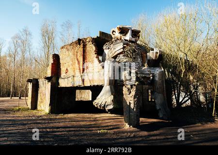 210321 -- BOOM, 21. März 2021 -- Foto aufgenommen am 20. März 2021 zeigt einen Troll im de Schorre Forest Park in Boom, Belgien. Der dänische Künstler Thomas Dambo und sein Team bauten 2019 im Waldpark de Schorre im Norden Belgiens sieben riesige Trolle aus wiedergewonnenem Holz. Diese riesigen Holzskulpturen sind um den Wald gestreut. Die Generalversammlung der Vereinten Nationen hat den 21. März zum Internationalen Tag der Wälder ausgerufen, an dem die Bedeutung aller Arten von Wäldern und die Notwendigkeit, die Wälder der Welt zu erhalten und zu pflegen, gefeiert und das Bewusstsein dafür geschaffen wird. Dieses Jahr das Thema für die Inter Stockfoto