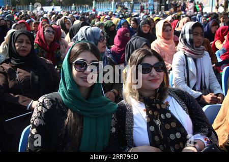 210321 -- MAZAR-i-SHARIF, 21. März 2021 -- Menschen versammeln sich im Hazrat-e-Ali-Schrein oder in der Blauen Moschee, um das jährliche Nowruz-Festival in Mazar-i-Sharif, Hauptstadt der Provinz Balkh, Afghanistan, am 21. März 2021 zu feiern. Der 21. März ist der erste Tag von Nowruz und der Beginn des Jahres 1400 im persischen Kalender. Kriegsmüde Afghanen markierten es mit einem Gebet für den Frieden wie in vielen Moscheen beteten Gläubige für die Beendigung des Krieges und für die Rückkehr zu dauerhaftem Frieden in ihrem vom Krieg zerrütteten Land. ZU DIESEM Feature: Afghans Celebrate Nowruz in Hope for Durable Peace Foto von /Xinhua AFGHANISTAN-BALKH-NOWRUZ-FESTIVAL KawaxBash Stockfoto