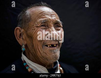 210322 -- LHASA, 22. März 2021 -- Foto aufgenommen am 19. März 2021 zeigt ein Porträt von Cedain in der Präfektur Ngari, der autonomen Region Tibet im Südwesten Chinas. Cedain, geboren 1941, ist ein Dorfbewohner des Dorfes Qianjin im Kreis gar in der Präfektur Ngari in der Autonomen Region Tibet. Ohne Ackerland und genug Nahrung lebten der ehemalige Sklave und seine Familie in alten Zeiten vom Betteln. Eine solche Notlage endete 1959, nachdem eine demokratische Reform mehr als 1 Million Menschen oder 90 Prozent der damaligen Bevölkerung der Region aus der feudalen Leibeigenschaft befreit hatte. Cedains Familie wurde Ackerland zum Anbau gewährt Stockfoto