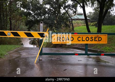 210322 -- SYDNEY, 22. März 2021 -- in Penrith, Sydney, Australien, 22. März 2021, ist Ein Schild zu sehen, Das die Straße schließt. Starke Regenfälle verursachten am Sonntag weiterhin gefährliche Überschwemmungen im australischen Bundesstaat New South Wales NSW, was von den Behörden als ein-in-50-jährliches Ereignis bezeichnet wurde. AUSTRALIEN-SYDNEY-STARKE REGENFLUT BaixXuefei PUBLICATIONxNOTxINxCHN Stockfoto