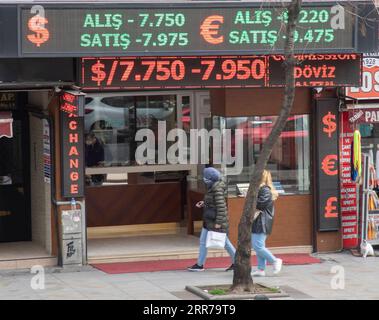 210322 -- ISTANBUL, 22. März 2021 -- Fußgänger gehen am 22. März 2021 in Istanbul, Türkei, an einer Geldbörse vorbei. Die türkische Währung stürzte am Montag um rund 11 Prozent ein, nachdem der türkische Präsident Recep Tayyip Erdogan den Zentralbankgouverneur entlassen und einen Kritiker der hohen Zinssätze ernannte, eine Bewegung, die Turbulenzen auf den Märkten auslöste. Die türkische Lira schwankte am Montagmorgen beim Handel mit dem US-Dollar bei 8,02, was einen starken Rückgang gegenüber dem Schlussniveau am Freitag von 7,22 darstellt, während die türkische Währung gegenüber dem Euro ebenfalls um 11 Prozent zurückging. Foto von /Xinhua TÜRKEI-ISTANBUL-TÜRKISCHE LIRA-FORE Stockfoto