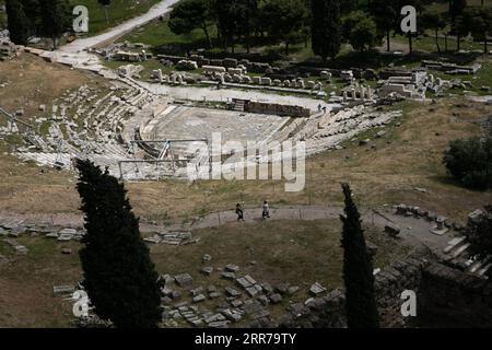 210322 -- ATHEN, 22. März 2021 -- am 22. März 2021 besuchen Menschen das antike Theater des Dionysos neben der Akropolis in Athen, Griechenland. Am Montag wurden archäologische Freiluftstätten, einschließlich des Akropolis-Hügels in Athen, zum ersten Mal seit Beginn der Abriegelung wieder eröffnet. Nur eine kleine Gruppe von Besuchern ist erlaubt, und die Verwendung von Gesichtsschutzmasken ist obligatorisch. Foto von /Xinhua GREECE-ATHENS-ACROPOLIS-REOPENING LefterisxPartsalis PUBLICATIONxNOTxINxCHN Stockfoto