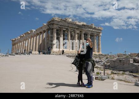 210322 -- ATHEN, 22. März 2021 -- Ein Paar, Das Gesichtsmasken trägt, nimmt am 22. März 2021 Ein Selfie an der archäologischen Stätte der Akropolis in Athen, Griechenland, auf. Am Montag wurden archäologische Freiluftstätten, einschließlich des Akropolis-Hügels in Athen, zum ersten Mal seit Beginn der Abriegelung wieder eröffnet. Nur eine kleine Gruppe von Besuchern ist erlaubt, und die Verwendung von Gesichtsschutzmasken ist obligatorisch. Foto von /Xinhua GREECE-ATHENS-ACROPOLIS-REOPENING LefterisxPartsalis PUBLICATIONxNOTxINxCHN Stockfoto