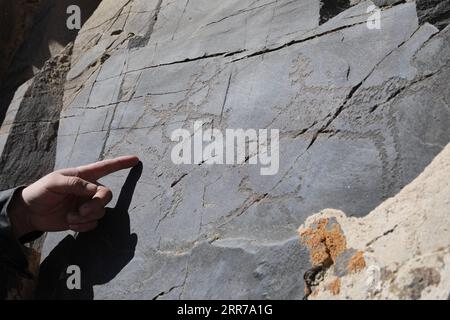 210323 -- SUNAN, 23. März 2021 -- Ein Felsgemälde ist auf dem Yumu-Berg im Yugu Autonomous County of Sunan, nordwestchinesische Provinz Gansu, 22. März 2021 zu sehen. Du Chengfeng, 45, wurde aus einer Hirtenfamilie geboren. Aus Interesse und Leidenschaft hat er in den letzten 20 Jahren über 12.000 Felsmalereien auf den Qilian Mountains gesammelt. Er verbringt oft über 100 Tage im Jahr auf der Suche nach verschiedenen Felsmalereien im tiefen Berg. Du begann 2012 im Kultursektor zu arbeiten. Auf seinen Vorschlag hin haben die lokalen Behörden zur Verwaltung des kulturellen Erbes ihre Bemühungen verstärkt Stockfoto