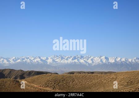 210323 -- SUNAN, 23. März 2021 -- Foto aufgenommen am 22. März 2021 zeigt das Qilian-Gebirge in der nordwestchinesischen Provinz Gansu. Du Chengfeng, 45, wurde aus einer Hirtenfamilie geboren. Aus Interesse und Leidenschaft hat er in den letzten 20 Jahren über 12.000 Felsmalereien auf den Qilian Mountains gesammelt. Er verbringt oft über 100 Tage im Jahr auf der Suche nach verschiedenen Felsmalereien im tiefen Berg. Du begann 2012 im Kultursektor zu arbeiten. Auf seinen Vorschlag hin haben die lokalen Behörden zur Verwaltung des kulturellen Erbes verstärkt Anstrengungen unternommen, um die Felsmalereien zu schützen und zu bewahren Stockfoto