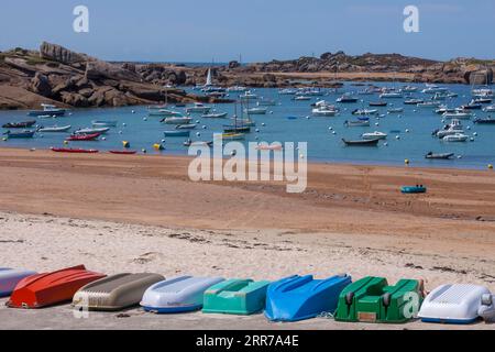 Strand, Badestrand, Plage du Coz-Pors, Tregastel, Küste aus rosafarbenem Granit, Cote de Granit Rose, Departement Cotes-d'Armor, Bretagne, Frankreich Stockfoto