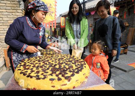210323 -- PEKING, 23. März 2021 -- Touristen sehen lokale Snacks in Hongyagu malerischer Lage im Pingshan County, nordchinesische Provinz Hebei, 17. Oktober 2018. Xinhua Schlagzeilen: CPC bereitet sich auf 100 Jahre mit klarem Verstand, Entschlossenheit, mehr Tests zu bewältigen ZhaoxDanhui PUBLICATIONxNOTxINxCHN Stockfoto