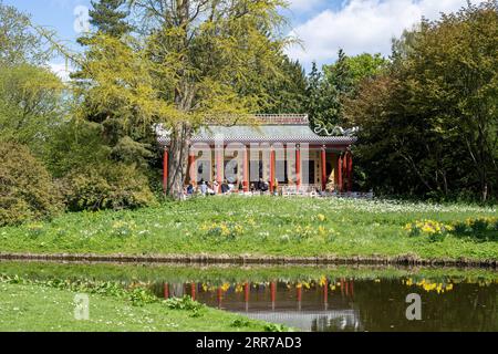 Kopenhagen, Dänemark, 07. Mai 2022: People at the Historic Chinese Pavilion in Frederiksberg Gardens Stockfoto