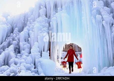 210323 -- PEKING, 23. März 2021 -- Ein touristischer Spaziergang inmitten gefrorener Wasserfälle in der malerischen Gegend Huhushui im Pingshan County, nordchinesische Provinz Hebei, 25. Dezember 2019. Xinhua Schlagzeilen: CPC bereitet sich auf 100 Jahre mit klarem Verstand, Entschlossenheit, mehr Tests anzugehen YangxShiyao PUBLICATIONxNOTxINxCHN Stockfoto