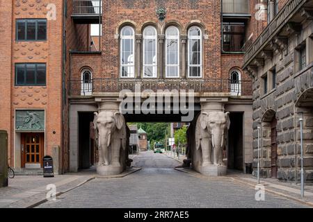 Kopenhagen, Dänemark, 09. Juni 2022: Das berühmte Elefantentor in der alten Carlsberg-Brauerei Stockfoto