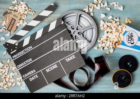 Klapperbrett Popcorn Film Streifen Kino Tickets Holzschreibtisch Stockfoto