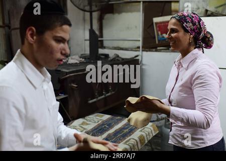 210323 -- TEL AVIV, 23. März 2021 -- Juden bereiten Matza, ein traditionelles ungesäuertes Brot, für den bevorstehenden jüdischen Passahtag in einer Bäckerei in Tel Aviv, Israel, am 23. März 2021 zu. /JINI Via Xinhua ISRAEL-TEL AVIV-PASSOVER PRAEPARATE-MATZA TomerxNeuberg PUBLICATIONxNOTxINxCHN Stockfoto
