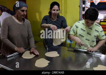210323 -- TEL AVIV, 23. März 2021 -- Juden bereiten Matza, ein traditionelles ungesäuertes Brot, für den bevorstehenden jüdischen Passahtag in einer Bäckerei in Tel Aviv, Israel, am 23. März 2021 zu. /JINI Via Xinhua ISRAEL-TEL AVIV-PASSOVER PRAEPARATE-MATZA TomerxNeuberg PUBLICATIONxNOTxINxCHN Stockfoto
