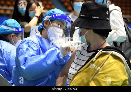 210324 -- PEKING, 24. März 2021 -- Ein Student erhält die zweite Dosis COVID-19-Impfstoff an der Beihang-Universität in Peking, Hauptstadt Chinas, 24. März 2021. CHINA-BEIJING-CAMPUS-IMPFUNG CN RenxChao PUBLICATIONxNOTxINxCHN Stockfoto