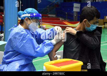 210324 -- PEKING, 24. März 2021 -- Ein Student erhält die zweite Dosis COVID-19-Impfstoff an der Beihang-Universität in Peking, Hauptstadt Chinas, 24. März 2021. CHINA-BEIJING-CAMPUS-IMPFUNG CN RenxChao PUBLICATIONxNOTxINxCHN Stockfoto