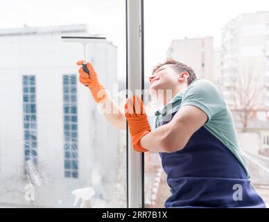 Mann, die Reinigung von Fenstern Stockfoto