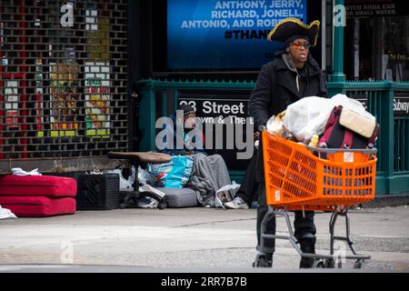 210324 -- PEKING, 24. März 2021 -- Obdachlose werden in der Nähe einer U-Bahn-Station in New York, USA, gesehen, 27. April 2020. In dem Bericht über Menschenrechtsverletzungen in den Vereinigten Staaten von 2020, der am Mittwoch vom Informationsbüro des chinesischen Staatsrats veröffentlicht wurde, heißt es, die zunehmende Polarisierung zwischen den Reichen und den Armen habe die soziale Ungleichheit in den Vereinigten Staaten verschärft. Foto von /Xinhua CHINA-U.S. MENSCHENRECHTSVERLETZUNGEN-BERICHT-AUSGABE MichaelxNagle PUBLICATIONxNOTxINxCHN Stockfoto