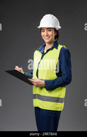 Porträt einer Ingenieurin mit Clipboard 2 Stockfoto