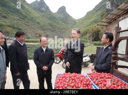 210324 -- NANNING, 24. März 2021 -- Zhao Leji, Mitglied des Ständigen Ausschusses des Politischen Büros des Zentralkomitees der Kommunistischen Partei Chinas und Sekretär der Zentralkommission der Kommunistischen Partei Chinas für Disziplinarinspektion, besucht Lumei Village im Bezirk Tianyang der Stadt Baise, südchinesische autonome Region Guangxi Zhuang, am 21. März 2021. Zhao unternahm vom 21. Bis 24. März eine Inspektionsreise in der autonomen Region Guangxi Zhuang in Südchina. CHINA-GUANGXI-ZHAO LEJI-INSPECTION CN DINGXLIN PUBLICATIONXNOTXINXCHN Stockfoto