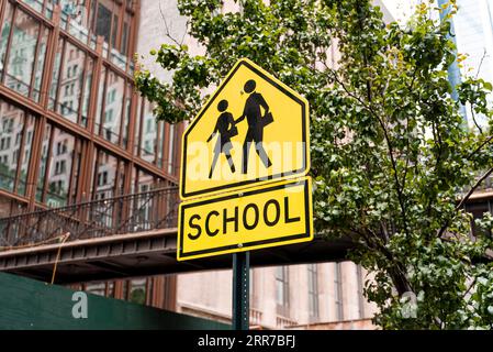 Schule Straße Zeichen Stadt Stockfoto