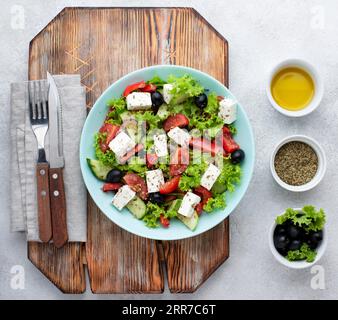 Top View Salat mit Feta-Käse-Schneidebrett mit Oliven Stockfoto