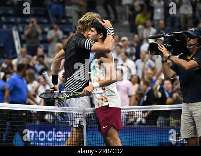 Flushing Meadow, United Erklärte. September 2023. Carlos Alcaraz aus Spanien begrüßt Alexander Zverev im Viertelfinale im Arthur Ashe Stadium bei den US Open Tennis Championships 2023 im USTA Billie Jean King National Tennis Center am Mittwoch, den 6. September 2023 in New York City. Foto von Larry Marano/UPI Credit: UPI/Alamy Live News Stockfoto