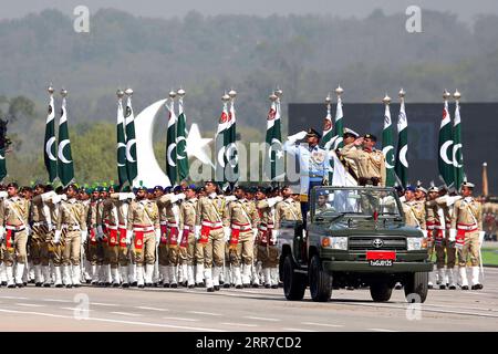 210325 -- ISLAMABAD, 25. März 2021 -- pakistanische Soldaten marschieren während der Militärparade am Pakistantag in Islamabad, der Hauptstadt Pakistans, am 25. März 2021. Pakistan hat am Donnerstag mit vollem Eifer und Eifer die Militärparade am Pakistantag in der Hauptstadt Islamabad abgehalten. STR/PAKISTAN-ISLAMABAD-MILITÄRPARADE Xinhua PUBLICATIONxNOTxINxCHN Stockfoto