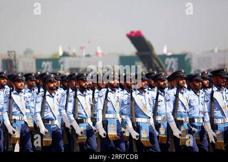 210325 -- ISLAMABAD, 25. März 2021 -- pakistanische Soldaten marschieren während der Militärparade am Pakistantag in Islamabad, der Hauptstadt Pakistans, am 25. März 2021. Pakistan hat am Donnerstag mit vollem Eifer und Eifer die Militärparade am Pakistantag in der Hauptstadt Islamabad abgehalten. STR/PAKISTAN-ISLAMABAD-MILITÄRPARADE Xinhua PUBLICATIONxNOTxINxCHN Stockfoto