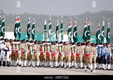 210325 -- ISLAMABAD, 25. März 2021 -- pakistanische Soldaten marschieren während der Militärparade am Pakistantag in Islamabad, der Hauptstadt Pakistans, am 25. März 2021. Pakistan hat am Donnerstag mit vollem Eifer und Eifer die Militärparade am Pakistantag in der Hauptstadt Islamabad abgehalten. STR/PAKISTAN-ISLAMABAD-MILITÄRPARADE Xinhua PUBLICATIONxNOTxINxCHN Stockfoto