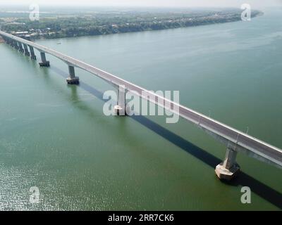 210325 -- PHNOM PENH, 25. März 2021 -- Luftaufnahme vom 11. März 2021 zeigt die achte Kambodscha-China-Freundschaftsbrücke über den Mekong-Fluss, die die Provinz Kampong Cham und die Provinz Tboung Khmum im Südosten Kambodschas verbindet. Trotz der COVID-19-Pandemie wurden die Bauarbeiten an der achten Kambodscha-China-Freundschaftsbrücke früher als geplant abgeschlossen, erklärte der kambodschanische Minister für öffentliche Arbeiten und Verkehr Sun Chanthol am Dienstag. Shanghai Construction Group/Handout über KAMBODSCHA-KAMBODSCHA-CHINA FREUNDSCHAFTSBRÜCKE Xinhua PUBLICATIONxNOTxINxCHN Stockfoto