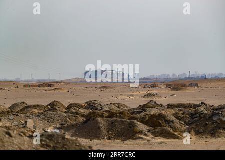 210325 -- KAIRO, 25. März 2021 -- Foto aufgenommen am 25. März 2021 zeigt das geerdete Containerschiff, das jemals auf dem Suez-Kanal in Ägypten eingesetzt wurde. Die ägyptische Suez Canal Authority SCA sagte am Donnerstag, dass sie die Navigation durch den meistbefahrenen Schifffahrtskurs der Welt vorübergehend ausgesetzt habe, bis das geerdete Frachtschiff vollständig freigegeben sei. EGYPT-SUEZ CANAL-TRAFFIC-SUSPENSION SuixXiankai PUBLICATIONxNOTxINxCHN Stockfoto