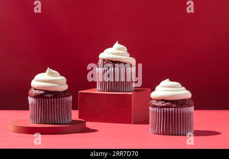 Cupcakes mit cremerotem Hintergrund Stockfoto