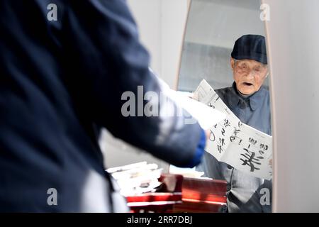 210326 -- HEFEI, 26. März 2021 -- Yan Mingyou arrangiert das Notenblatt eines Liedes an der Zhuwan Primary School in der Zhuwan Township im Dingyuan County, Chuzhou City, ostchinesische Provinz Anhui, 23. März 2021. Yan Mingyou, 92, ist immer noch als Lehrer für Musik an ländlichen Grundschulen tätig. Als Yan 1990 als Landlehrer in den Ruhestand ging, hat er sich freiwillig engagiert, um Schülern in ländlichen Schulen Musik zu vermitteln. Im Jahr 1953 verließ Yan die Armee und kehrte in seine Heimatstadt Zhuwan Township im Dingyuan County zurück. Er gab eine bessere Stelle in der lokalen Verwaltung auf und entschied sich, in ländlichen Schulen zu arbeiten, wo er verschiedene Fächer unterrichtete Stockfoto